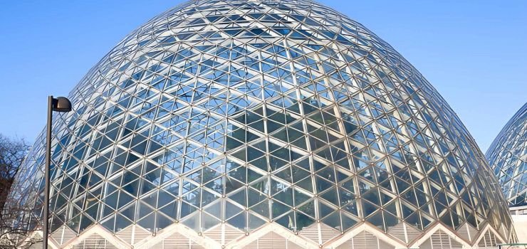 Estructura metálica abovedada con acero y vidrio