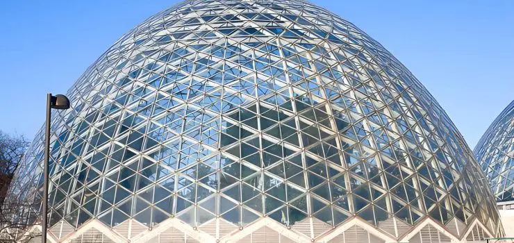 Estructura metálica abovedada con acero y vidrio