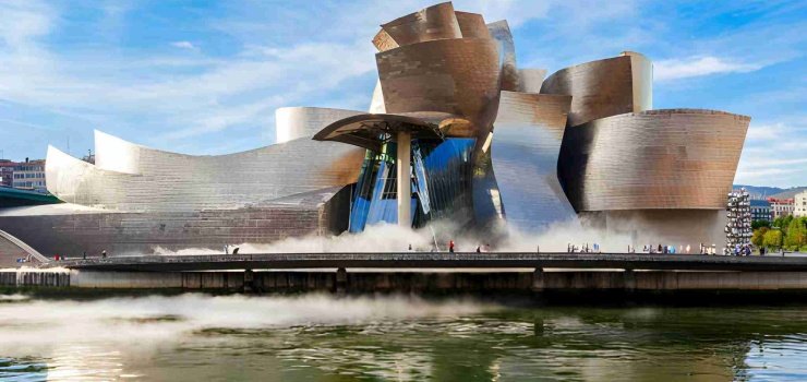 Estructura metálica laminar frente a cuerpo de agua - Museo Guggenheim de Bilbao