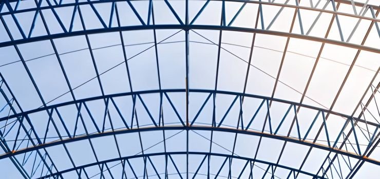 Armazón negro de una nave industrial