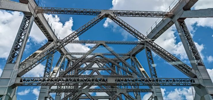 Estructuras triangulares de acero de un puente de gran magnitud de acabado metálico