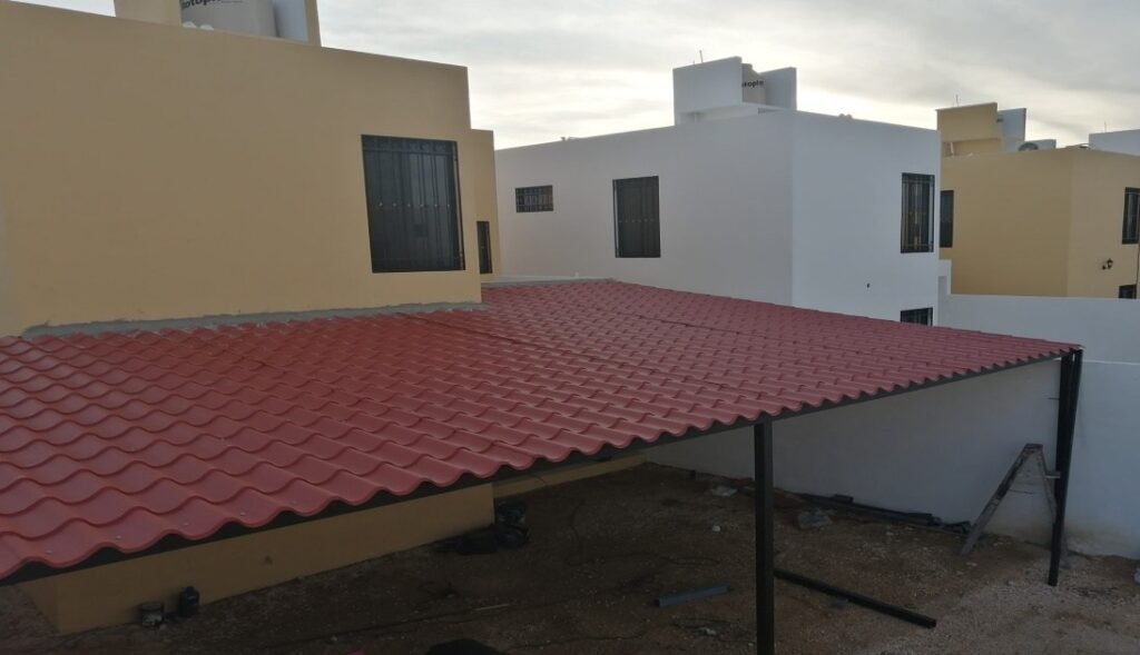 Techo de Galvateja instalado en el espacio exterior de una casa pequeña
