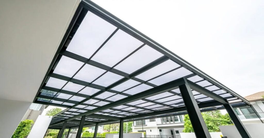 Techo del patio de una casa con una base de perfiles de acero y láminas de policarbonato celular
