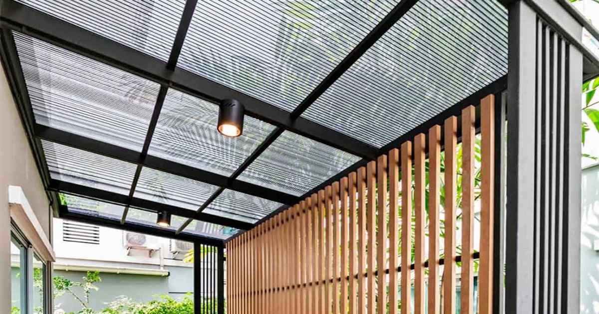 techo de lámina de policarbonato translúcido con estructura metálica negra para patio moderno