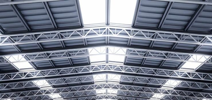 Techumbre de nave industrial con láminas de acero y plàsticas 
