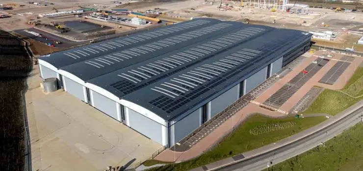 Toma aérea de cuatro grandes naves industriales en un parque industrial en construcción