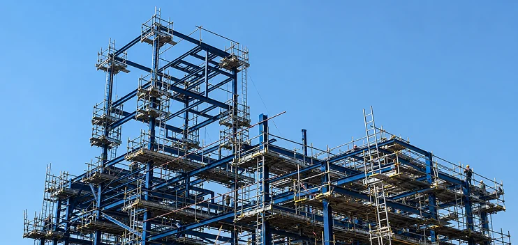 Armazón de perfiles estructurales para edificio en construcción