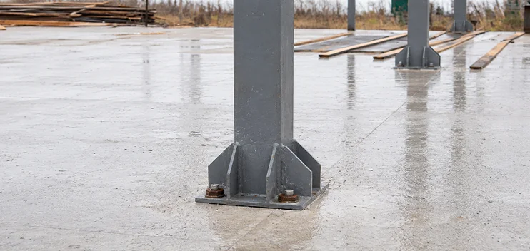 Columnas estructurales HSS sobre placas de acero con rigidizadores en obra