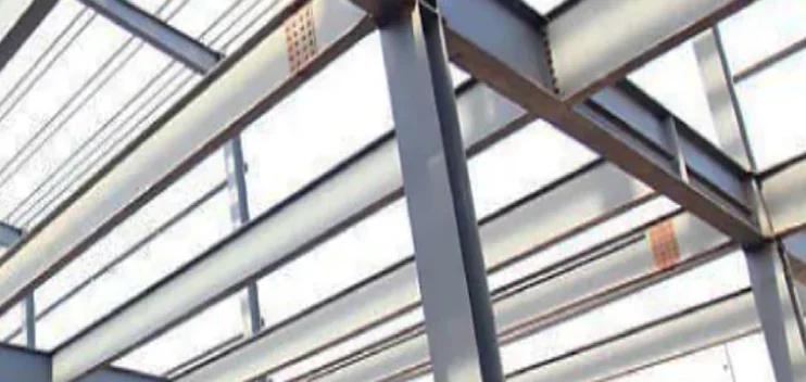 Columnas y vigas de acero IPR en construcción