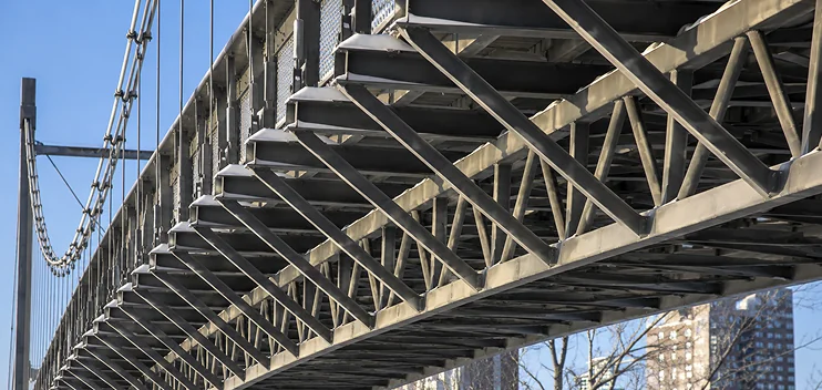 Detalle de los soportes de un puente de perfiles de acero estructural