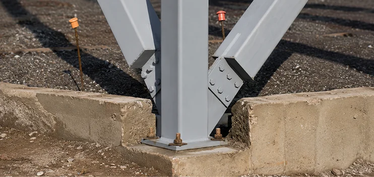 Encuentro de elementos diagonales con columna de acero de perfil HSS en obra