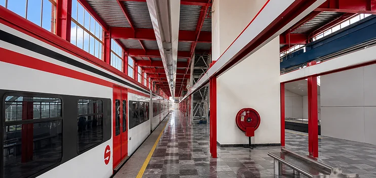 Estación del Tren Suburbano con columnas y vigas de acero estructural y Losacero