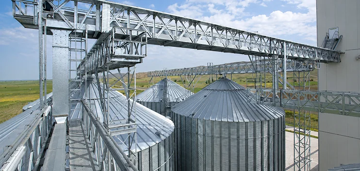 Instalación de silos y armaduras de perfiles estructurales