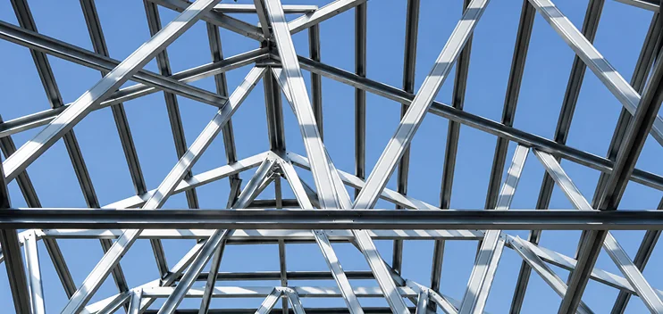 Perfiles monten en estructura metálica