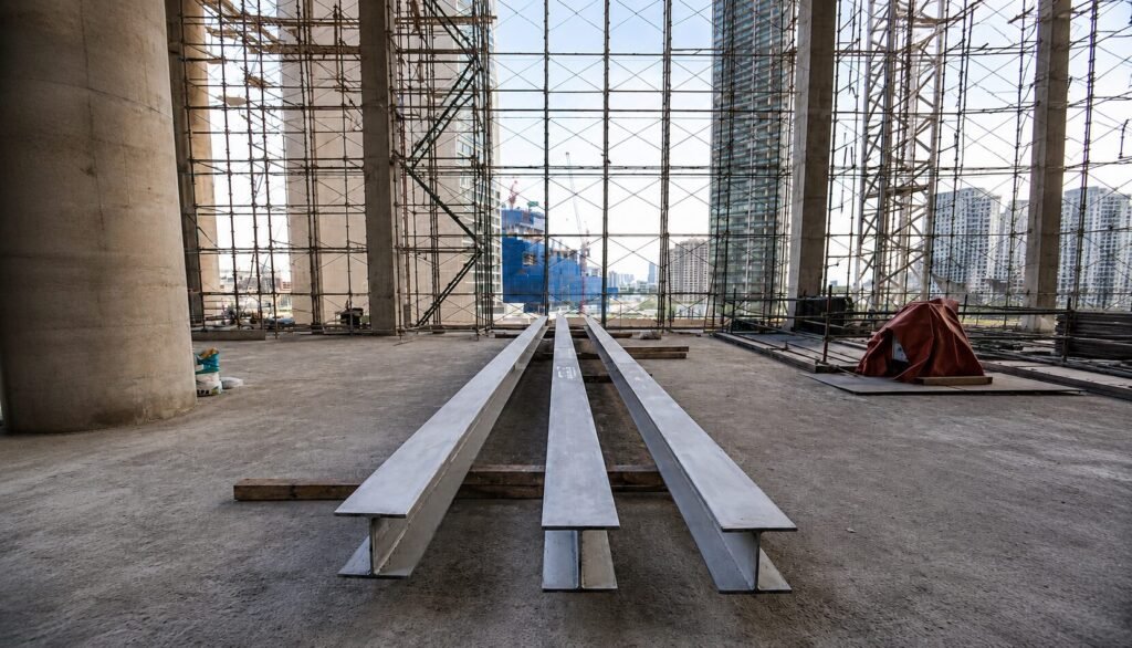 Tres vigas de acero IPR en una construcción de gran magnitud