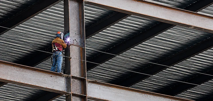 Vigas de acero IPR en construcción