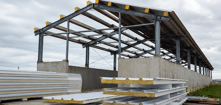 Colocación de panel aislante en estructura industrial