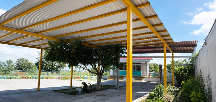 Montenes de acero en una estructura metálica