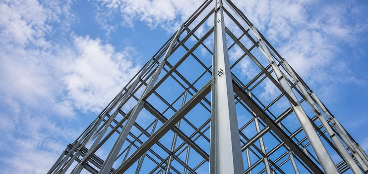 Vigas de acero IPR en construcción