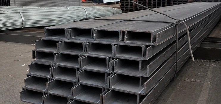 Perfiles de acero estructural en un almacén de gran magnitud