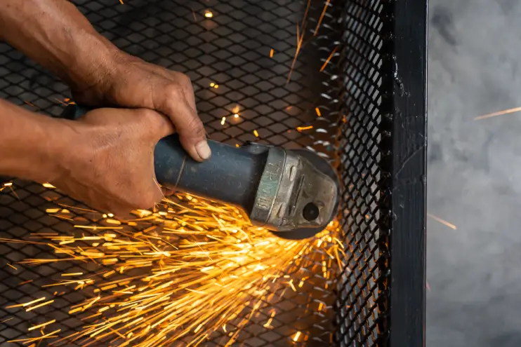 Trabajos de herrería con perfiles y materiales de acero