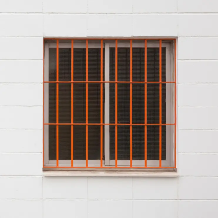 Herrería para protección de ventana con diseño de líneas rectas